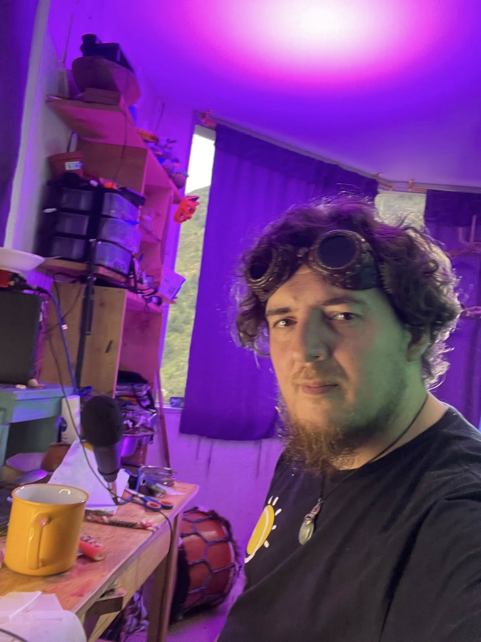 Retrato de Fito Girolami, artista e investigador de duendes en Latinoamérica